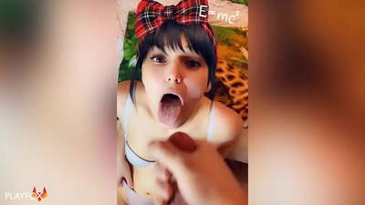 హైస్కూల్ అమ్మాయి క్లాస్మేట్ నుండి తన నోటిలో మొదటి సహనాన్ని పొందుతుంది